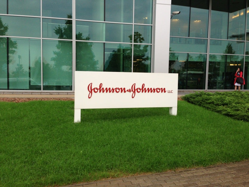 Johnson johnson group. Джонсон и Джонсон фармацевтическая компания. Johnson Johnson офис. Джонсон Джонсон Крылатская. Офис Джонсон Москва Крылатская.